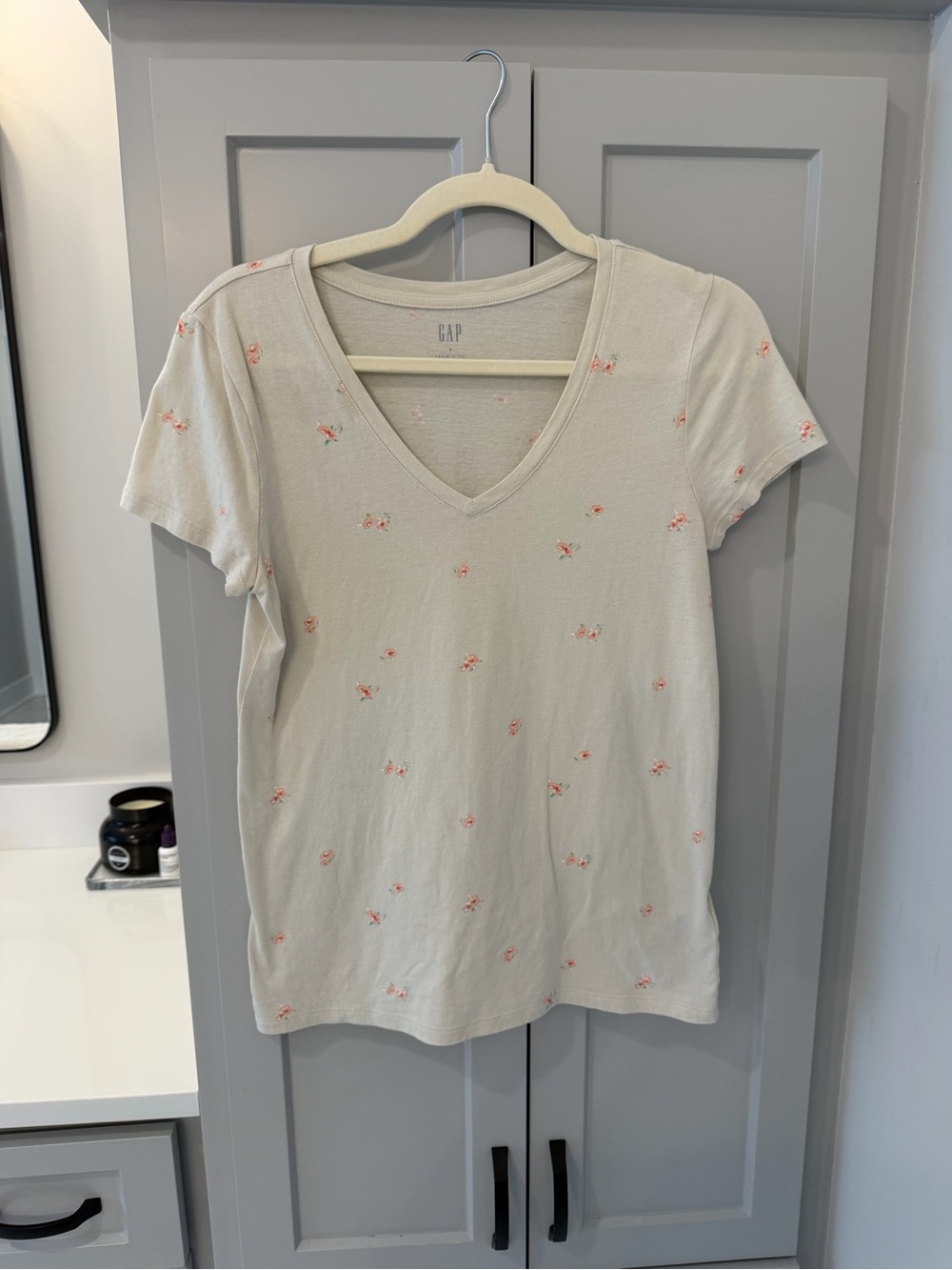GAP Perfect Tee Cream V-Neck with Pink Floral Pattern Women’s Size Small